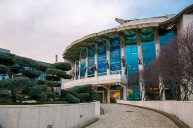 Budapeşte Macar Ulusal Tiyatrosu 'nun modern mimarisi