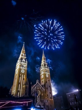Şehir gününde Szeged 'deki Dom Meydanı' nda havai fişekler.