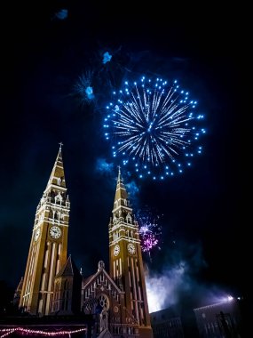 Şehir gününde Szeged 'deki Dom Meydanı' nda havai fişekler.