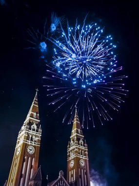 Şehir gününde Szeged 'deki Dom Meydanı' nda havai fişekler.