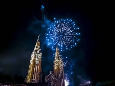 Şehir gününde Szeged 'deki Dom Meydanı' nda havai fişekler.
