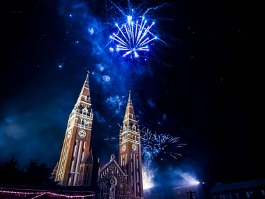 Şehir gününde Szeged 'deki Dom Meydanı' nda havai fişekler.