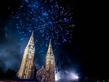 Şehir gününde Szeged 'deki Dom Meydanı' nda havai fişekler.