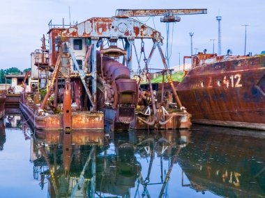 Yazın Szeged yakınlarındaki Tisza limanında paslı eski gemiler.