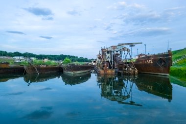 Yazın Szeged yakınlarındaki Tisza limanında paslı eski gemiler.