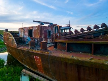 Yazın Szeged yakınlarındaki Tisza limanında paslı eski gemiler.