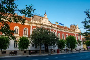 Zemun, Serbi - 17 Ağustos. 2024: Belgrad yakınlarındaki Zemun 'daki postane binası