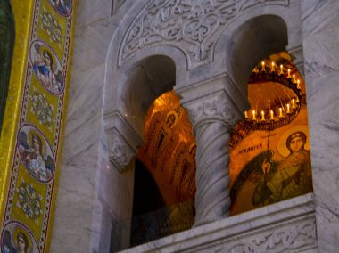 Belgrad 'daki Aziz Sava Tapınağındaki Pencereler