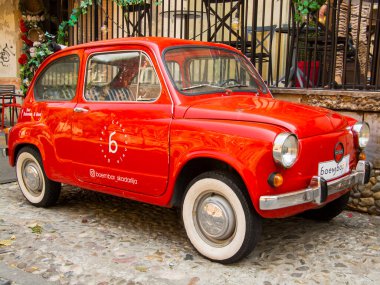 BELGRAD, SERBİYA - 18 Ağustos. 2024: Eski Zastava 750 arabası Belgrad caddesinde