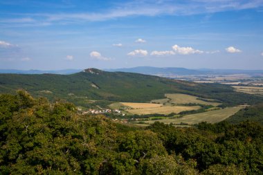 Slovakya 'daki dağdaki Gymes Kalesi' nden manzara