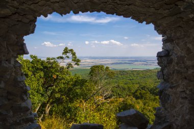 Slovakya 'daki dağdaki Spor Salonları Kalesi' nin taş penceresi.