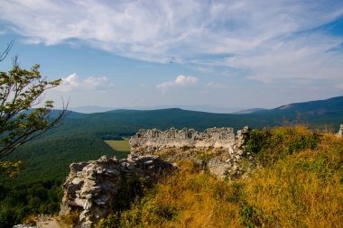 Slovakya 'daki dağdaki Gymes Kalesi' nden manzara