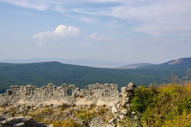 Slovakya 'daki dağdaki Gymes Kalesi' nden manzara