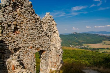 Slovakya 'daki dağdaki Gymes Kalesi' nden manzara