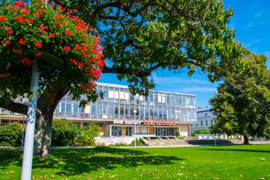 Slovakya 'daki Levice meydanındaki eski kültür merkezi