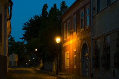 Gece Nitra 'nın şato bölgesinde bir sokak.