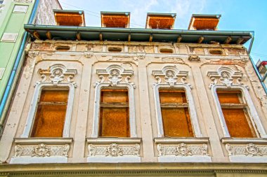 Slovakya 'da Nitra' nın merkezinde eski ev ve pencereler