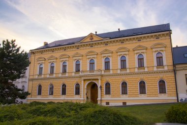 Slovakya 'nın eski kenti Nitra' daki papaz okulu binası.