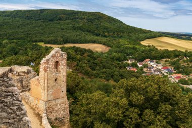 Macaristan 'daki Csesznek Kalesi' nden manzara
