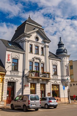 KOMARNO, SLOVAKIA - 7 AĞUSTOS. 2024: Komarno 'da sokak ve eski evler