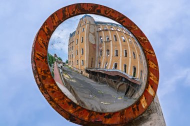 Eski yıkılmış bina Bekescsaba 'da bir aynada