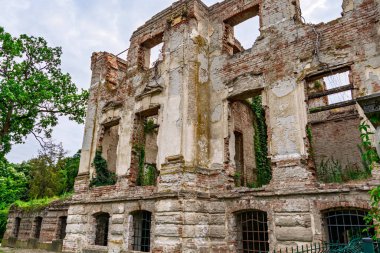 Szechenyi-Wenckheim Kalesi. Bekescsaba yakınlarındaki Postelek harabesi.