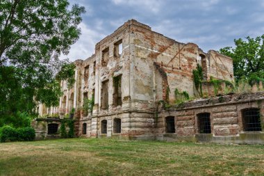 Szechenyi-Wenckheim Kalesi. Bekescsaba yakınlarındaki Postelek harabesi.