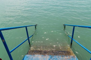 Balatonkenese sahilindeki demir merdivenler