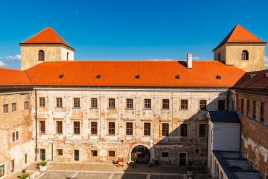 Veszprem ilçesindeki Varpalota 'daki Thury Şatosu' nun avlusu.