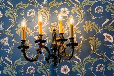 Wenckheim Şatosu 'nun duvarında elektrikli mumlar var. 