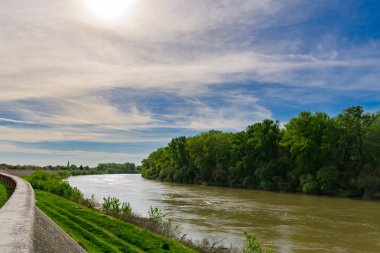 İlkbaharda Csongrad 'daki Tisza nehri.