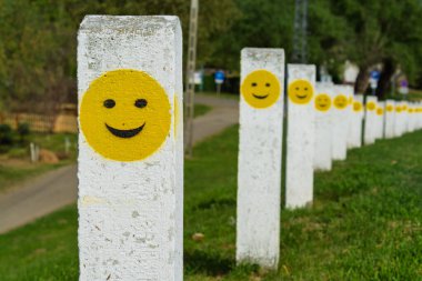 Csongrad 'da yol kenarındaki sütunlarda mutlu gülücükler