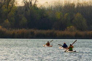 Martly 'deki Tisza' nın Durgun Suyu 'nda kayakçılar