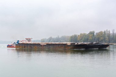 BAJA, HUNGARY - 10 Kasım. 2024: Rumen mavna gemisi Kasım ayında Baja 'daki Tuna Nehri' nde