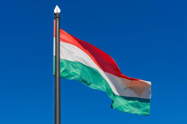 Mavi gökyüzünün altında Macar bayrağı