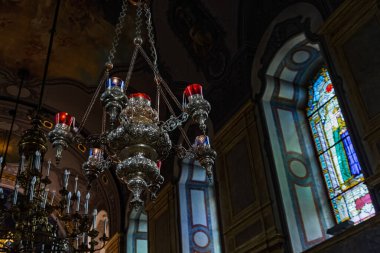 Sırbistan 'ın Voyvodina kentindeki Novi Sad' daki Otodoks Aziz George Katedrali 'nin İçindeki Avize