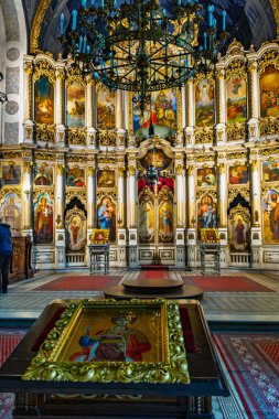 NOVI SAD, SERBIA - 16 Mart. 2024: Sırbistan 'ın Voyvodina kentindeki Novi Sad' daki Otodoks Aziz George Katedrali içinde