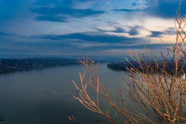 Novi Sad yakınlarındaki Petrovaradin Kalesi 'nden manzara 