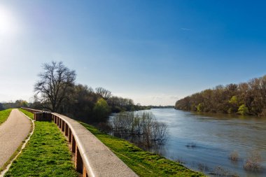 Mart ayı başlarında Csongrad yakınlarındaki Tisza Nehri.