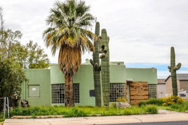 Verlassenes Gebäude Mit Gebogenen Flaschenglasfenstern Arizona — Stockfoto