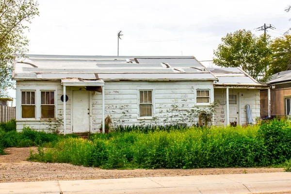 用长满杂草的破烂不堪的废弃房屋 — 图库照片