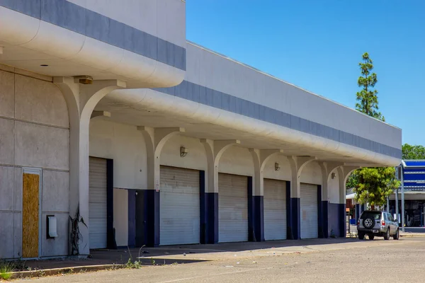 Service Bay Doors Abandoned Commercial Building — Fotografie, imagine de stoc