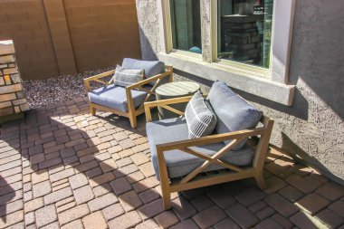 Ön Verandada İki Kol Sandalyesi