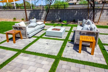 Firepit Çevresinde Ahşap uçlu Ahşap Koltuklar