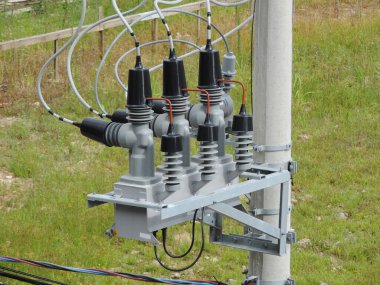Beton elektrik direğinin elektrik kablolarını kapatın.