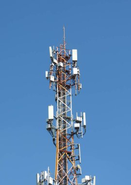 Telekomünikasyon kulesi anteninin mavi gökyüzü arkaplanı