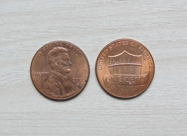 1센트짜리 동전입니다 테이블에 역방향 — 스톡 사진