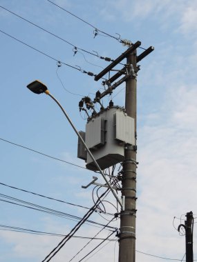 AC yüksek voltajlı güç transformatörü. Beton kutuptaki elektrik enerji transformatörü..