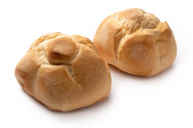 bir yuvarlak Kaiser rulo somunları beyazlar üzerinde izole 