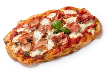 Fesleğen yapraklı, domatesli ve jambonlu İtalyan pizzası.